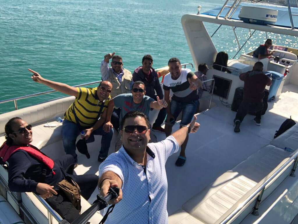 فريق كناوف ينظم رحلة ترفيهية في دبي لمقاولين الباطن